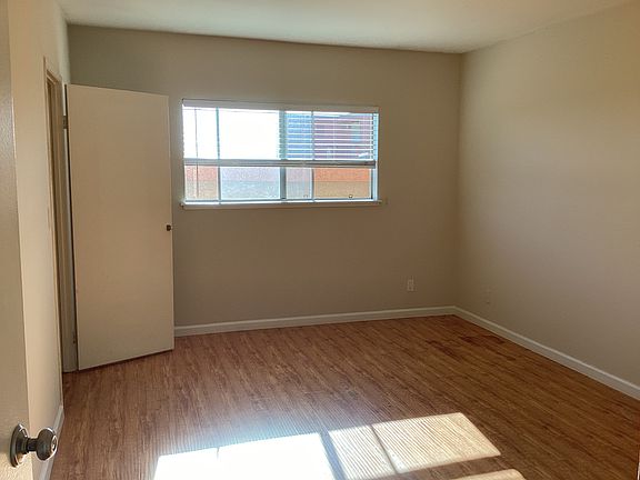 5th image of 1128 Ocean Park Blvd #304