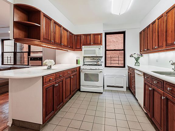 4th image of 330 3rd Ave #3BC