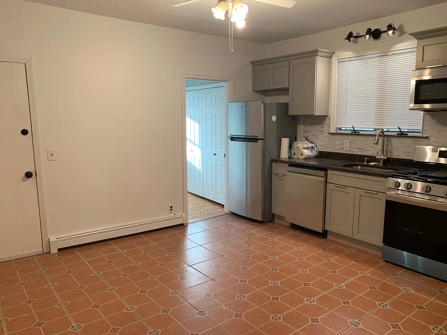 2 bed, 9999 sqft, $3,300 — Photo 3