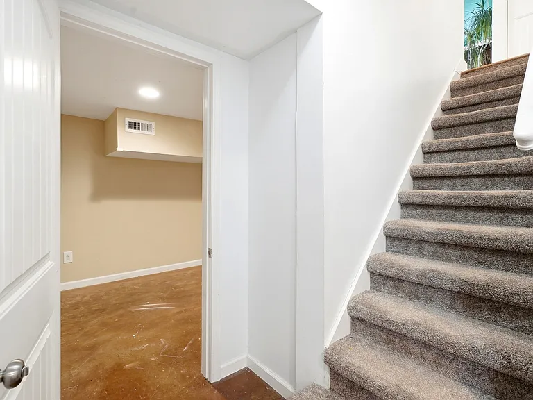 527 Stevenson St — Photo 35