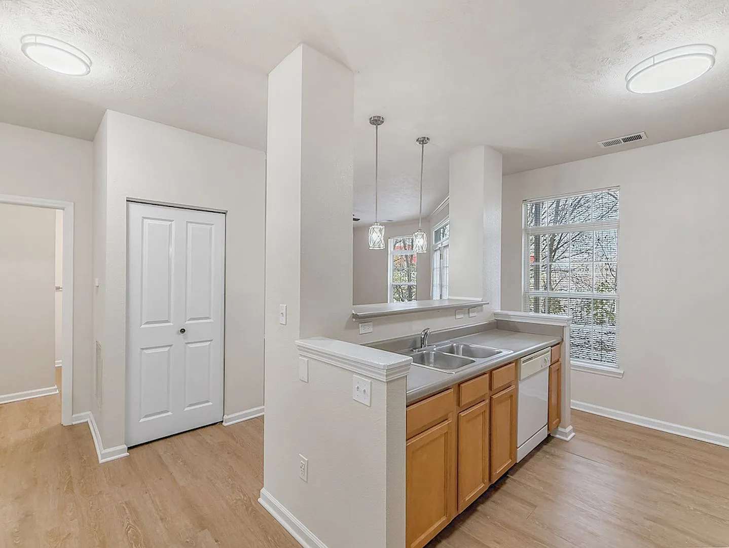 Luxe 1-Bedroom Haven: Serene Lakeside Living at Lakeshore Community — Photo 4