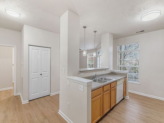 4th image of 702 Beachfront Dr
