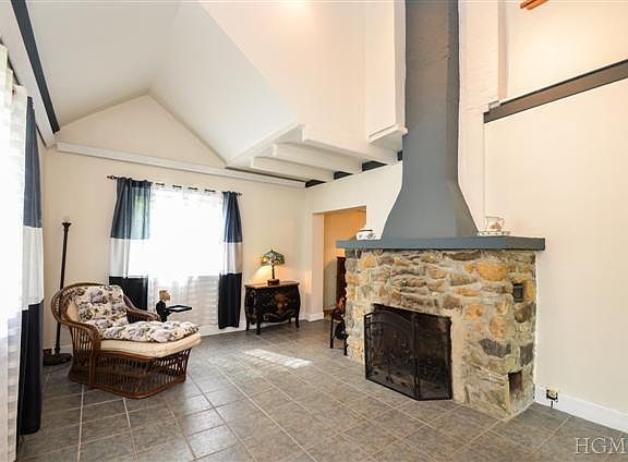 3rd image of 6 Greenwood Dr