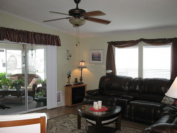 5th image of 218 York Cottage Dr