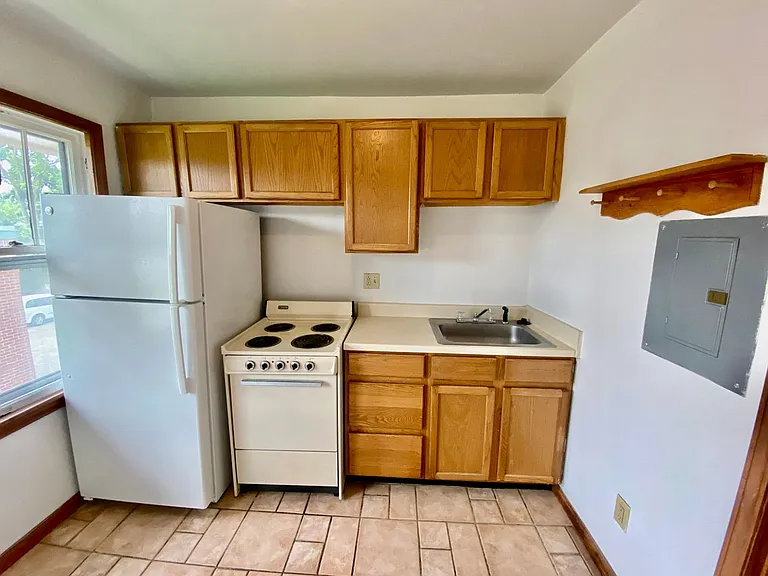 921 W Cross St — Photo 6