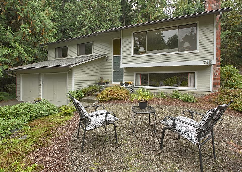 1st image of 745 Hillrise Pl NE