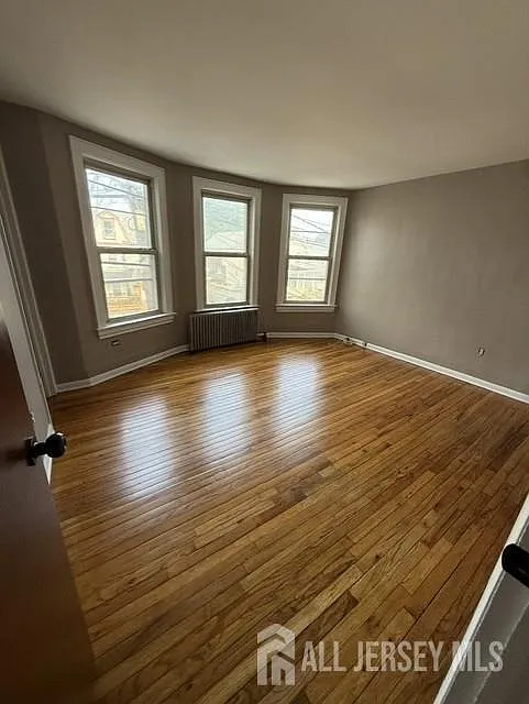 3 bed, 1.0 bath, 1924 sqft, $2,800 — Photo 3