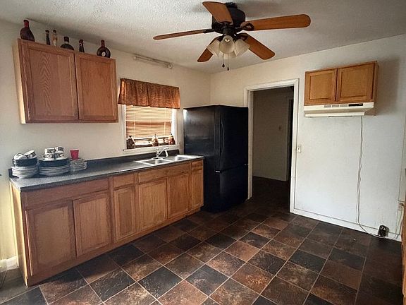 4th image of 200 Dexter St