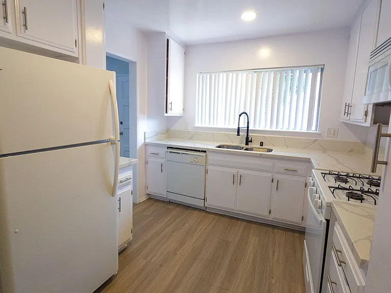 18400 Prairie Street — Photo 33