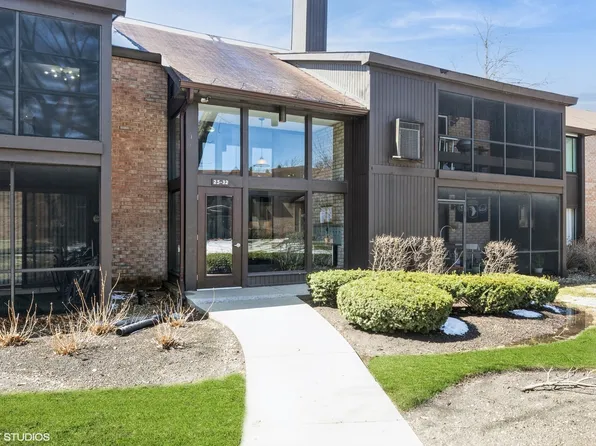 740 Saint Andrews Ln APT 32, Crystal Lake, IL 60014