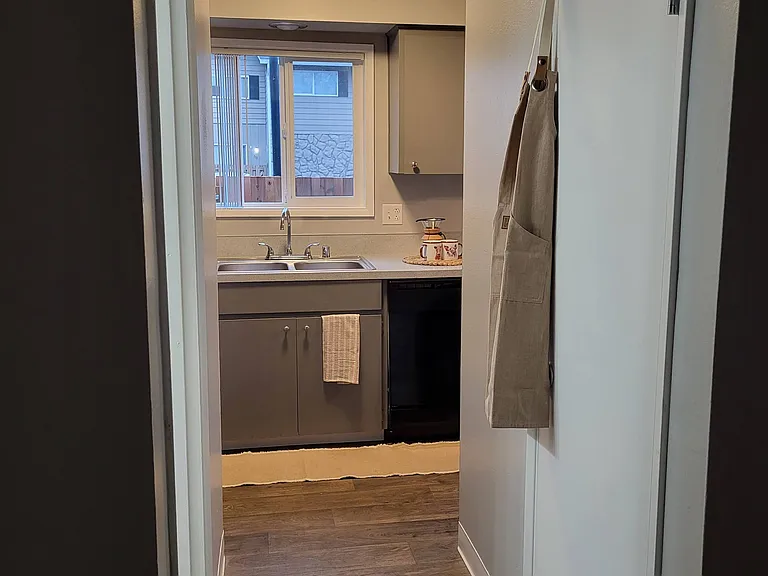Townhouse Square Apartments — Photo 8