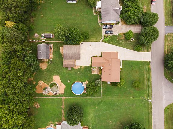 3rd image of 305 Elizabeth Ct