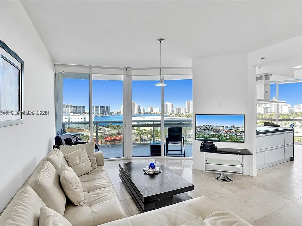 18201 Collins Ave #901