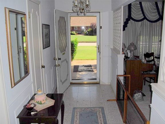 2nd image of 3013 Kerry Ln