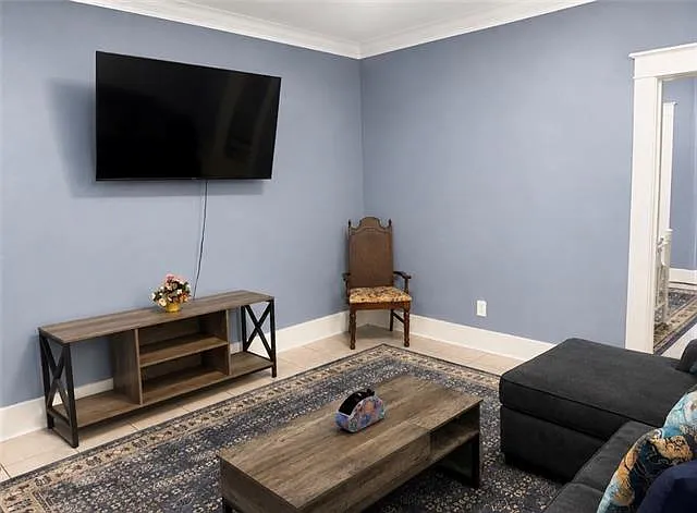 2 bed, 1.0 bath, 900 sqft, $2,000 — Photo 2