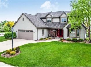 1105 Carlee Ann Ln, Pewaukee, WI 53072