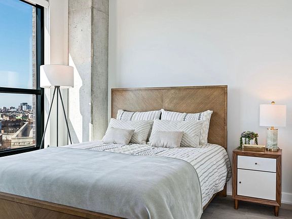 3rd image of 705 N Milwaukee Ave #4R