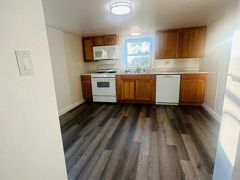 525 Cherry Ln — Photo 16