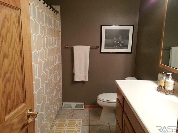 5th image of 921 N Maplewood Dr