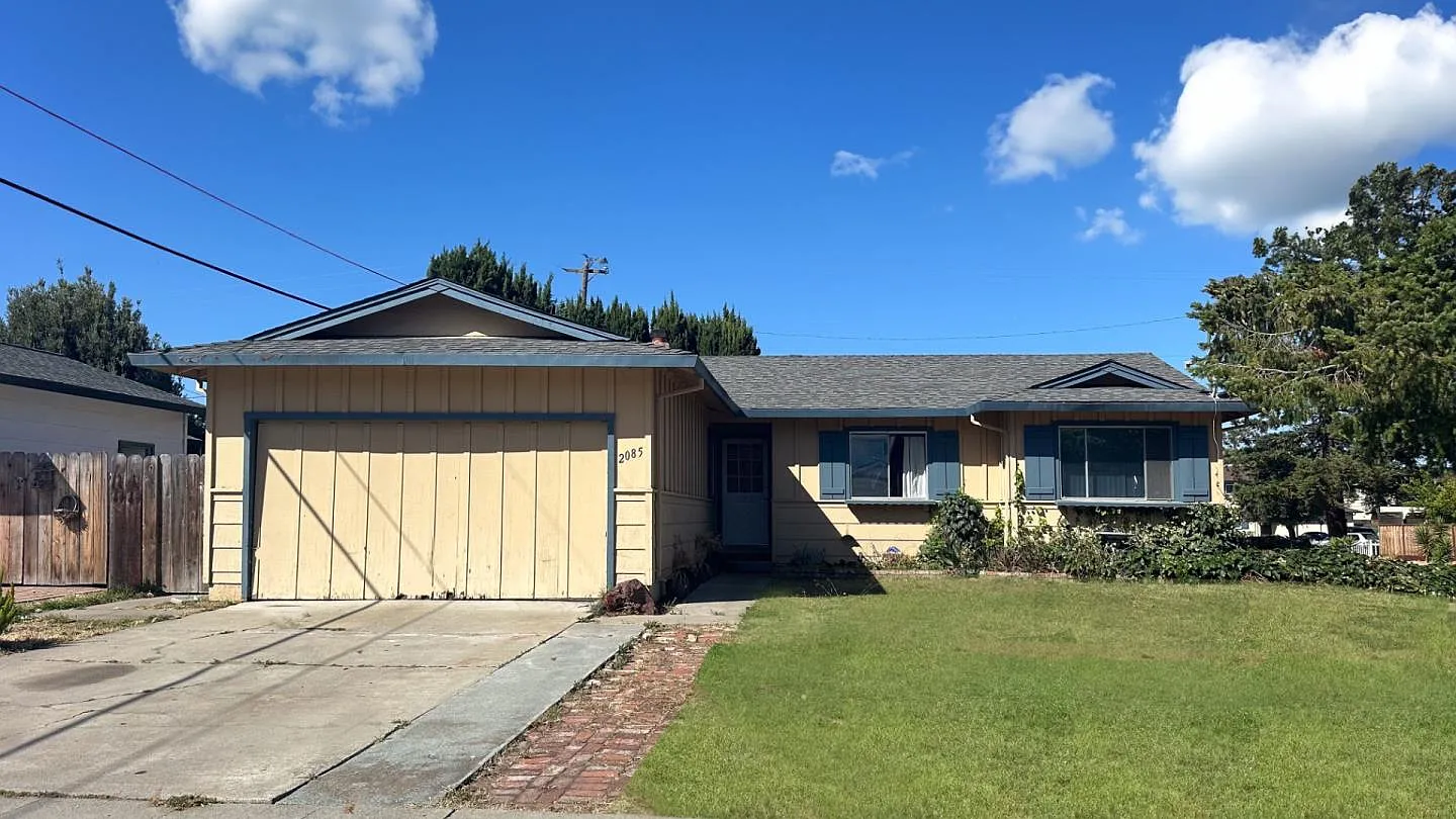 2085 Ashwood Ln photo 1