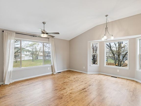 5th image of 708 E Woodstone Ct
