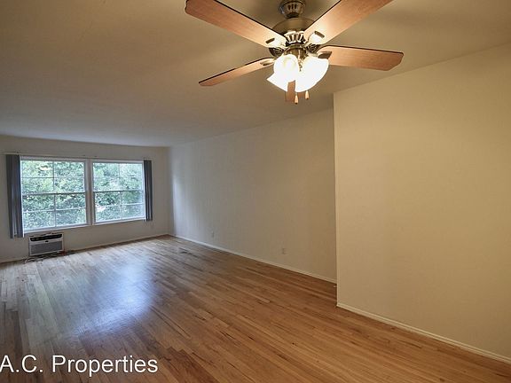 4th image of 11645 Moorpark St #17742836