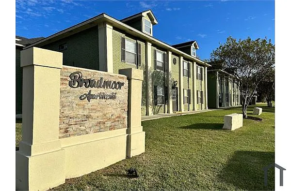 Building Photo - 1504 Broadmoor Dr #D
