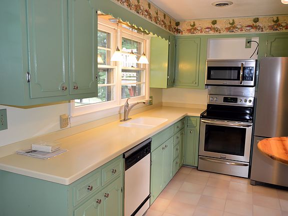 4th image of 215 Pinecrest Dr
