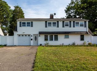 4 Rigger Ln, Levittown, NY 11756