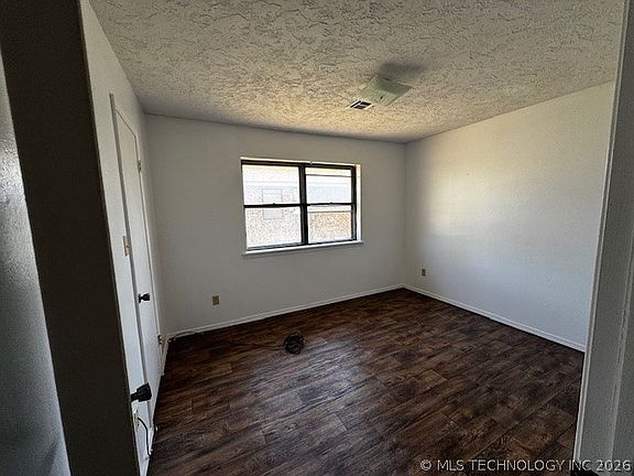 4th image of 930 E 7th St #B