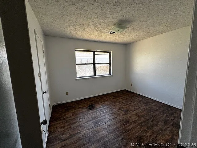 930 E 7th St #B — Photo 4