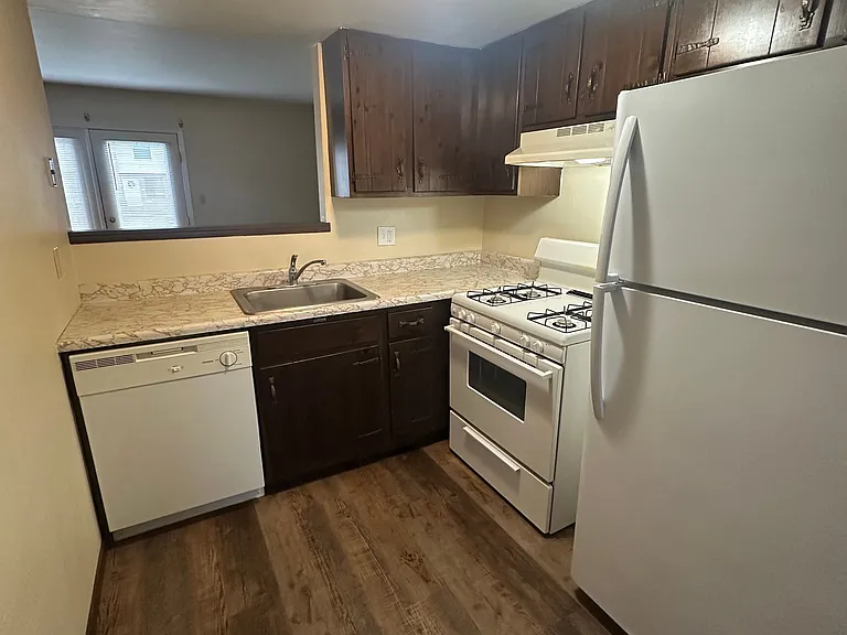 Evergreen Apartments & Townhouses in Belpre, OH — Photo 17