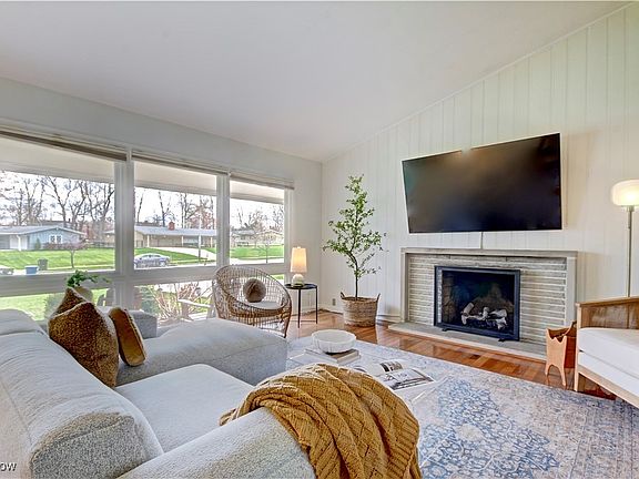 5th image of 520 Sandalwood Dr