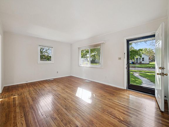 3rd image of 435 Ainsworth Cir