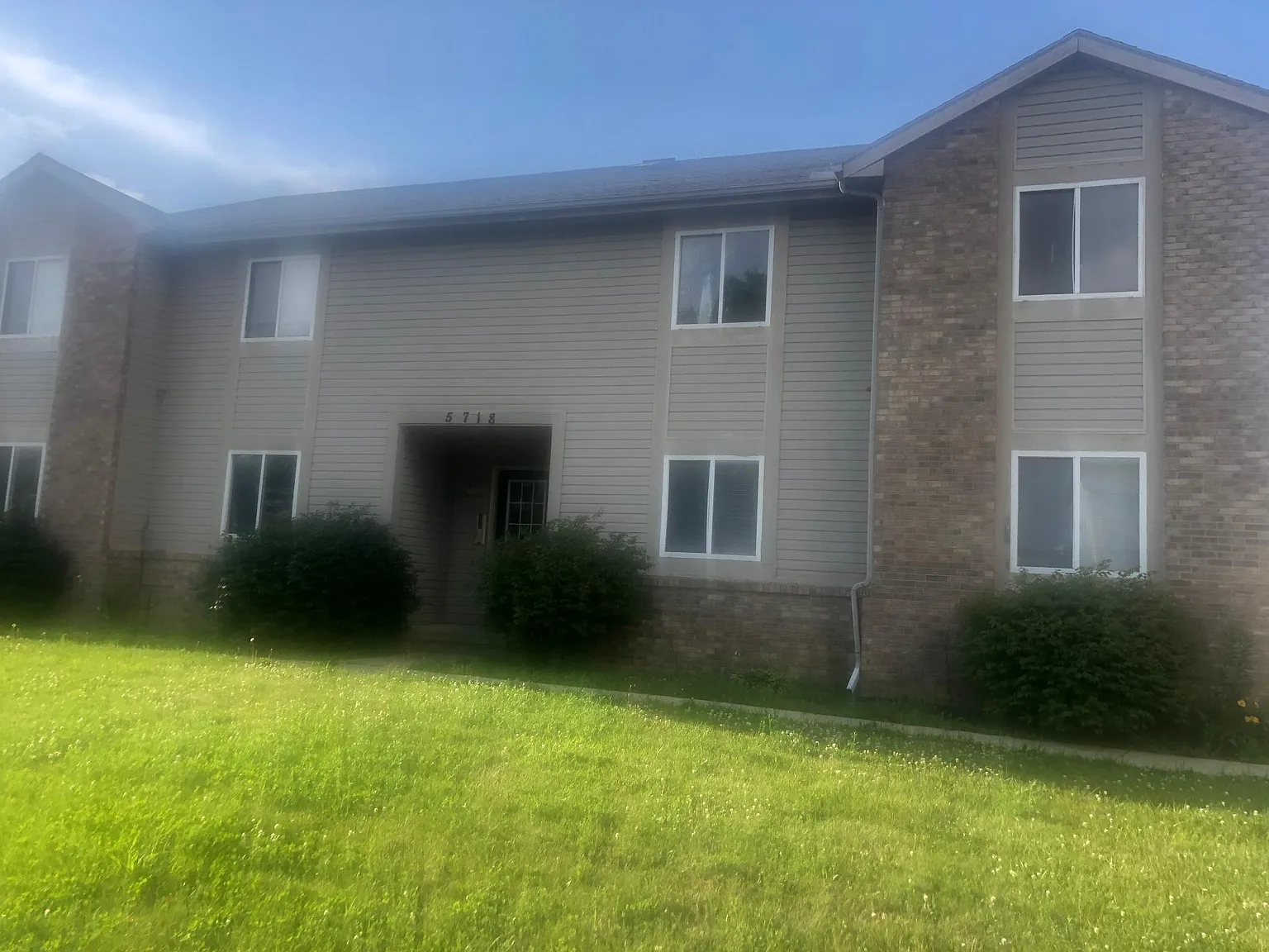 3 bed, 1200 sqft, $1,100 — Photo 1