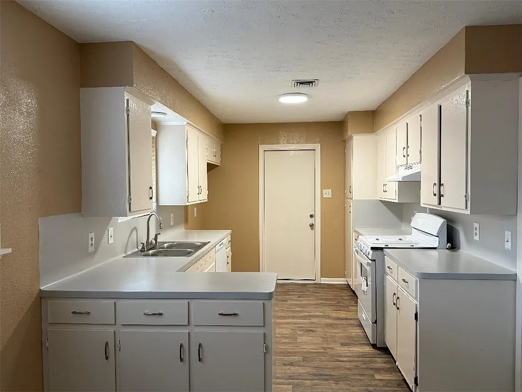 3 bed, 2.0 bath, 1717 sqft, $1,925 — Photo 4