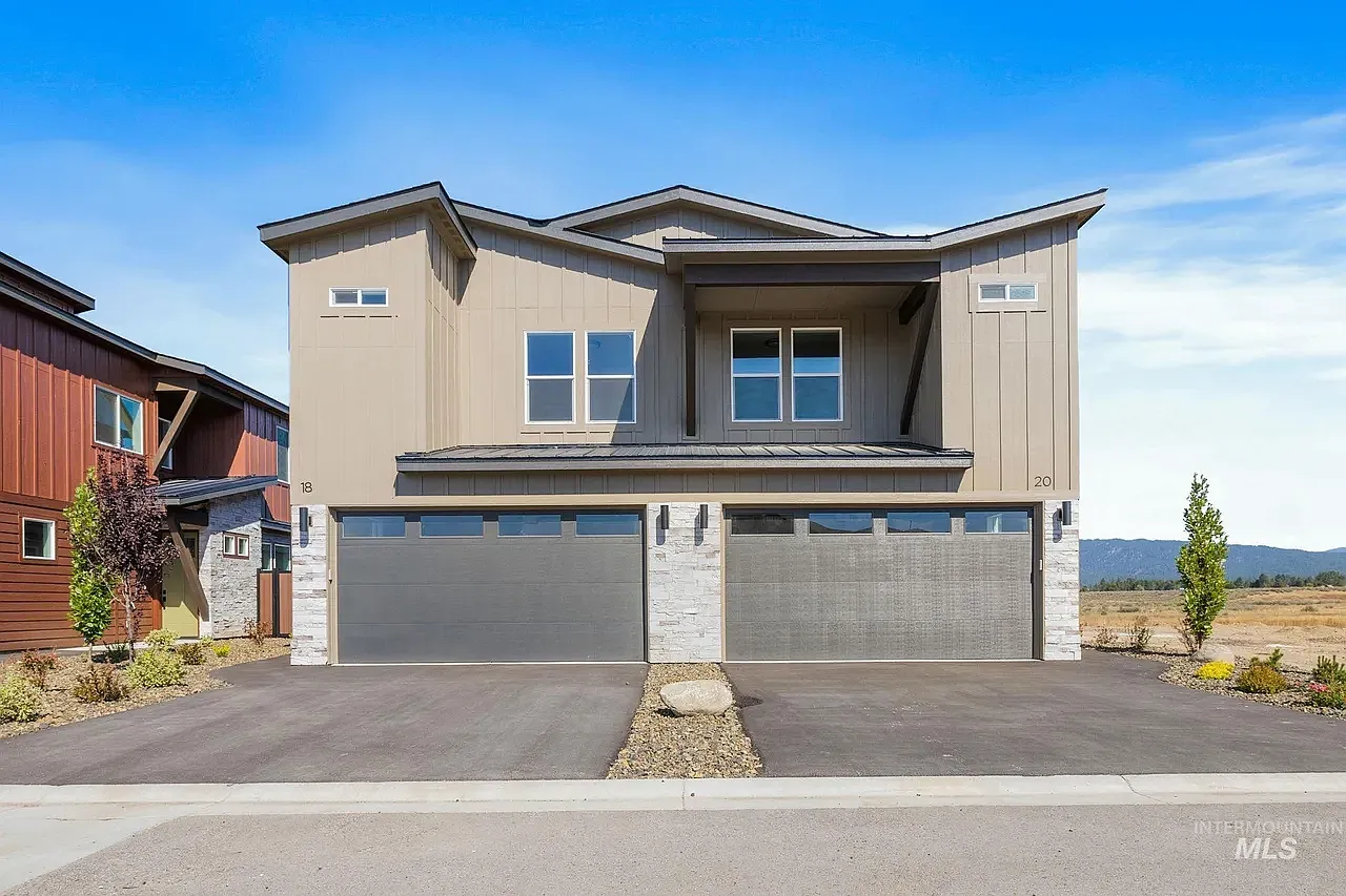 3 bed, 2.5 bath, 1799 sqft, $2,200 — Photo 1