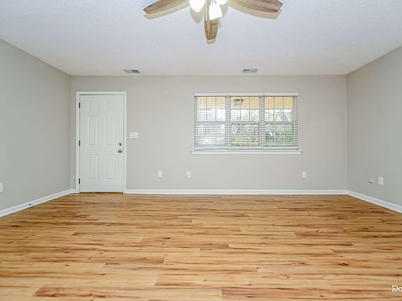 5th image of 124 Spring Valley Cir