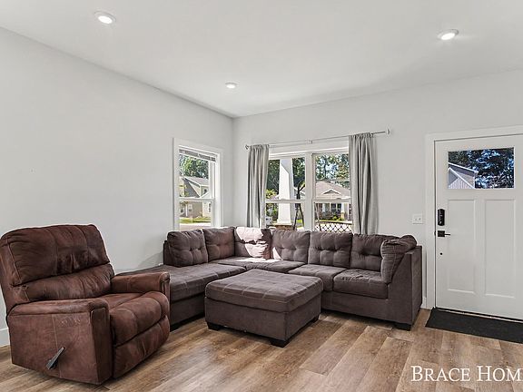 5th image of 1808 Robinson St