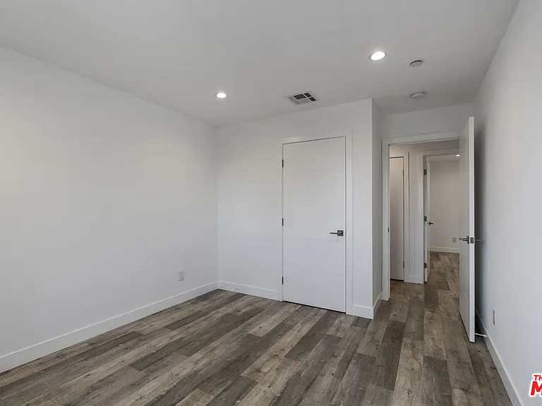 5645 1/2 Willowcrest Ave — Photo 15