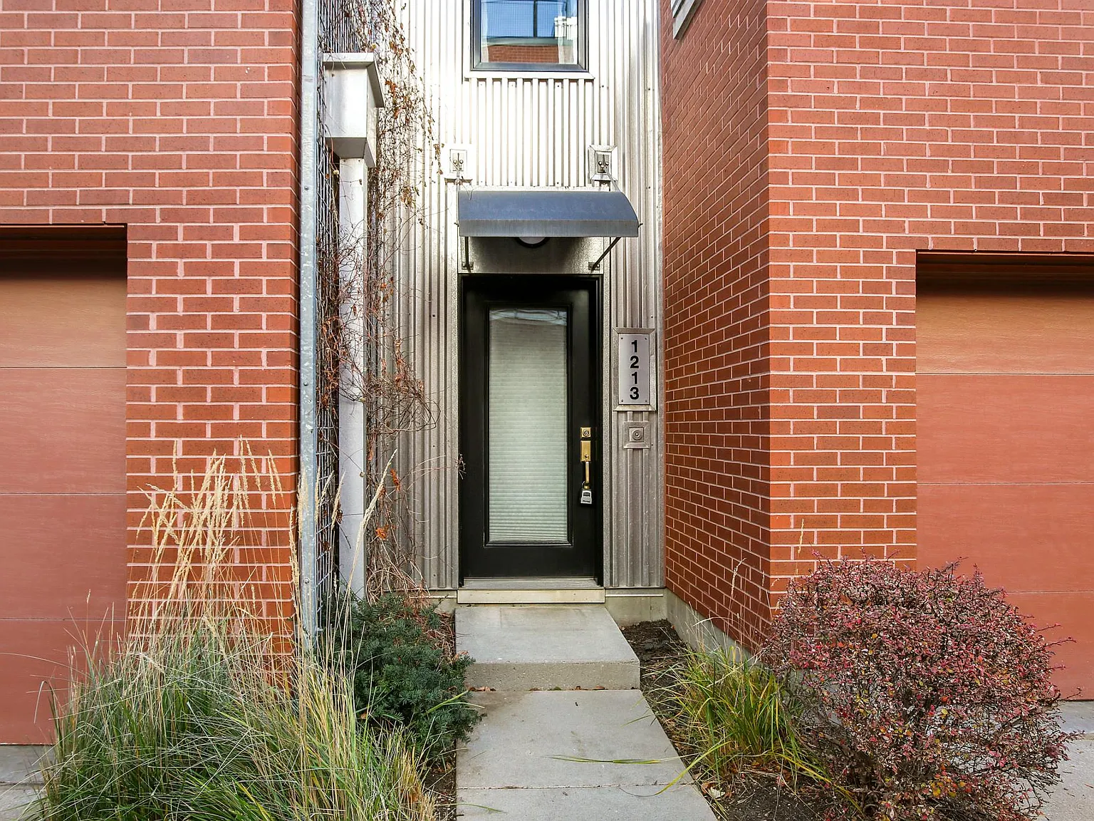2 bed, 1176 sqft, $2,100 — Photo 1