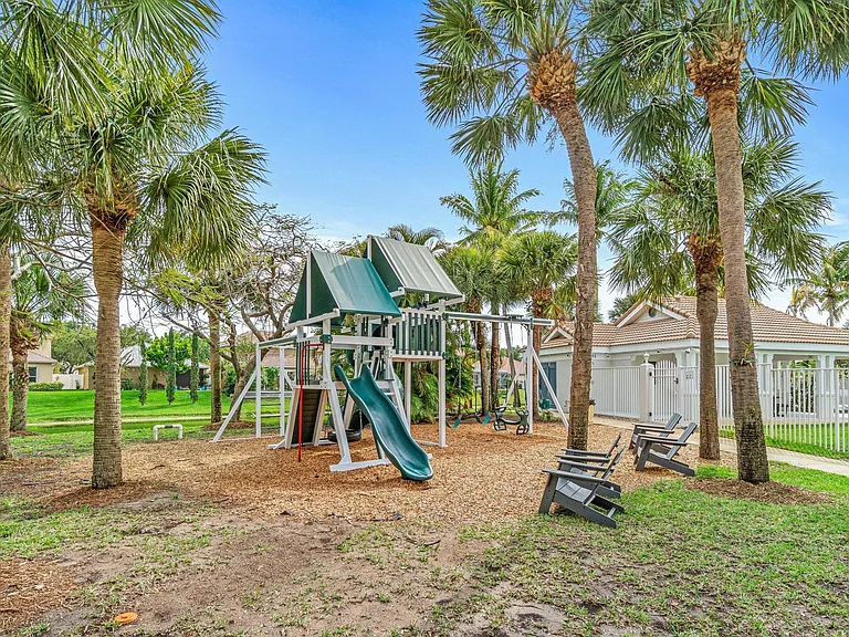 494 Enfield Ct — Photo 46