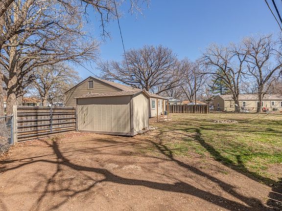 3rd image of 929 Plaza Dr