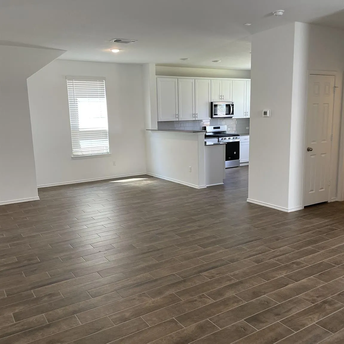 4 bed, 3.0 bath, 2050 sqft, $2,300 — Photo 3
