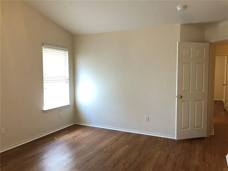 140 Steele — Photo 13
