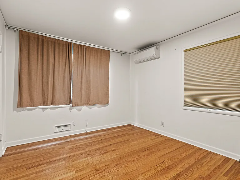 233 NE Holland St — Photo 9