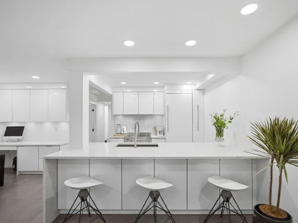 3321 Mountain Hwy, North Vancouver, BC V7K 2H4