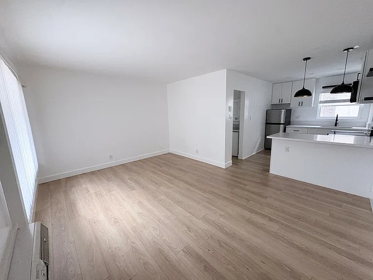 942 S Burlington Ave #5 — Photo 4