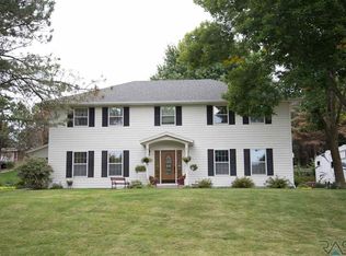 601 N Old Cabin Trl, Sioux Falls, SD 57110