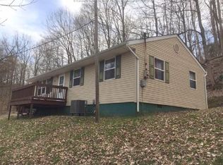 1016 5th St, Letart, WV 25265